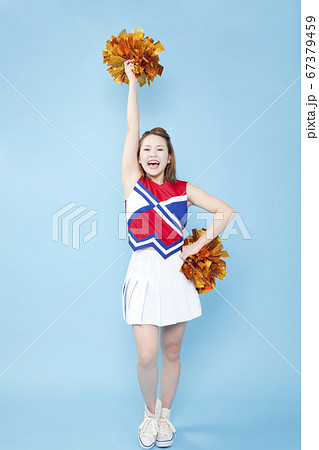 笑顔で応援するチアガール 67379459