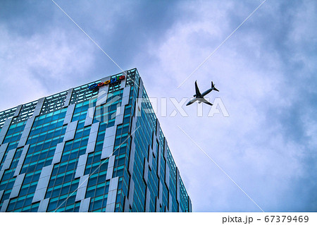 日本の東京都市景観 渋谷から望む航空機(左のビルは渋谷ストリーム) 日本の東京都市景観 渋谷から望む航空機(左のビルは渋谷ストリーム) 67379469