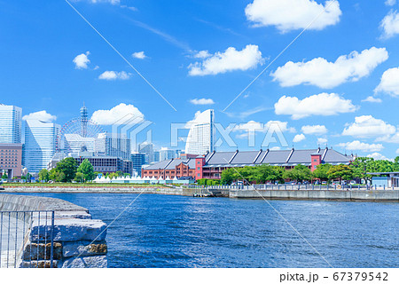 神奈川県　9月の横浜港　赤レンガ倉庫とみなとみらいの風景 67379542