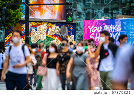 日本の東京都市景観 渋谷のスクランブル交差点にはマスク姿の大勢の人たちが…(奥は渋谷駅方向) 日本の東京都市景観 渋谷のスクランブル交差点にはマスク姿の大勢の人たちが…(奥は渋谷駅方向) 67379821