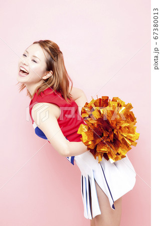 応援するチアガール 67380013