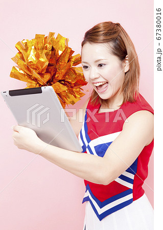 タブレットPCを見るチアガール 67380016