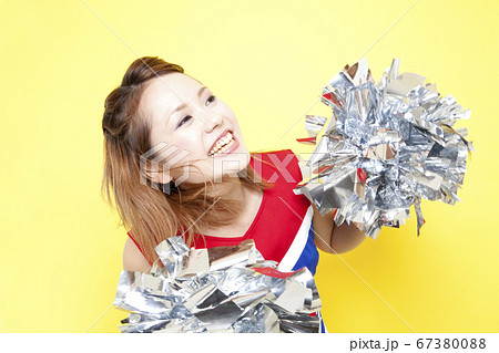 笑顔で応援するチアガール 67380088