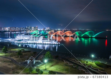 びわこ花噴水を見る琵琶湖夜景 67380413