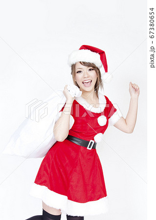 プレゼント袋を持つサンタクロースの女性の写真素材