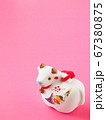 【2021・丑年 年賀状向け画像】丑の正月飾りの写真素材 67380875