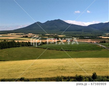 空から観た北海道の富良野岳を望む風景 空から観た北海道の富良野岳を望む風景 67380909