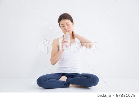 スポーツウェアの女性 67381078