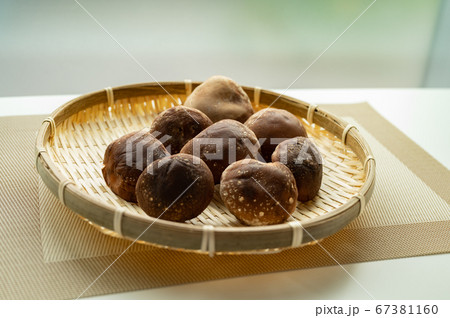 竹籠に入った椎茸 竹籠に入った椎茸 67381160