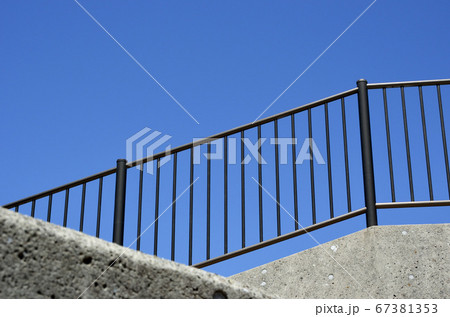 フェンスと青空 フェンスと青空 67381353