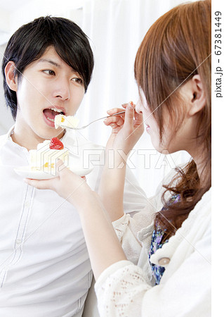 ケーキを食べるカップル 67381449
