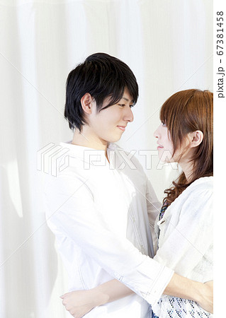 見つめ合うカップル 67381458