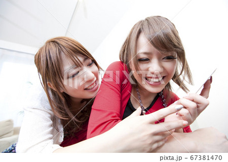 戯れる女性 戯れる女性 67381470