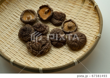 竹籠に入った干し椎茸 竹籠に入った干し椎茸 67381493