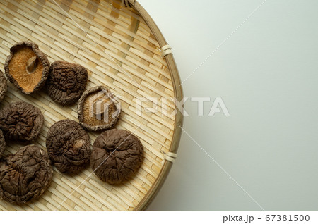 竹籠に入った干し椎茸 67381500