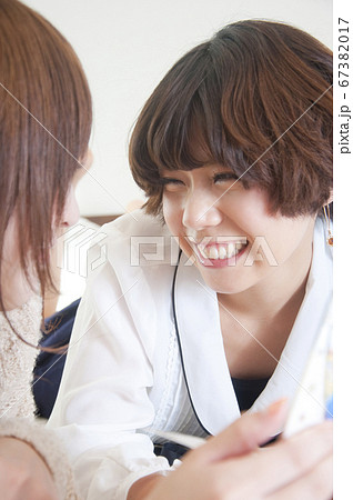 笑顔で会話する女性 笑顔で会話する女性 67382017