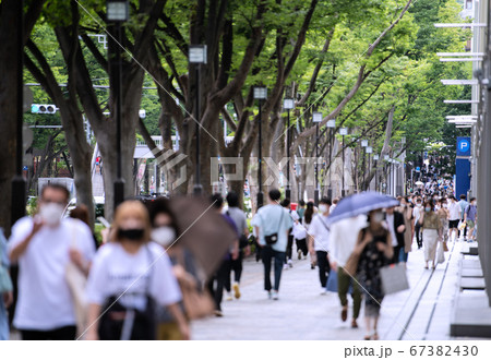 日本の東京都市景観　東京・表参道（マスク姿で溢れる並木道）＝7月12日 67382430