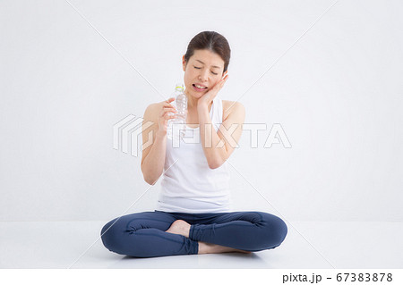 スポーツウェアの女性 67383878