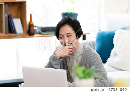 オンラインミーティングをする男性【室内】 67384040