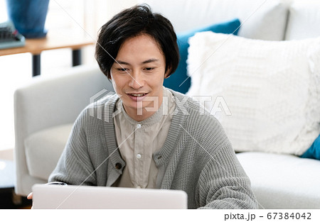 オンラインミーティングをする男性【室内】 67384042