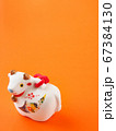 【2021・丑年 年賀状向け画像】丑の正月飾りの写真素材 67384130