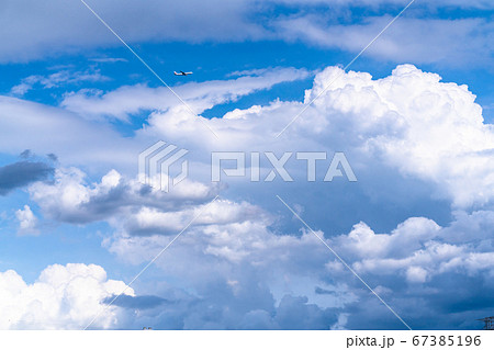 入道雲と航空機・夏の空模様 67385196