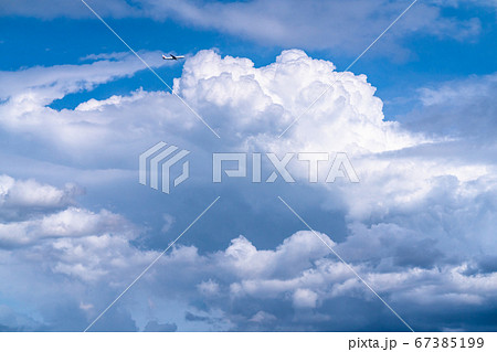 入道雲と航空機・夏の空模様 67385199