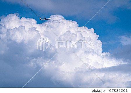 入道雲と航空機・夏の空模様 67385201