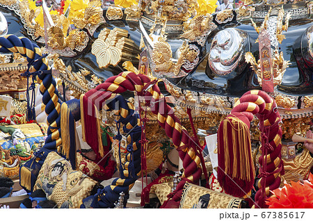 灘のけんか祭りで屋台合わせをするアップ 67385617