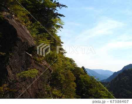 山の岩肌 67386407