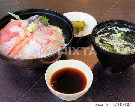 幻魚房の海鮮丼 67387100
