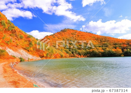 紅葉の潟沼（かたぬま） 67387314