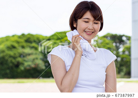 汗を拭く女性 汗を拭く女性 67387997