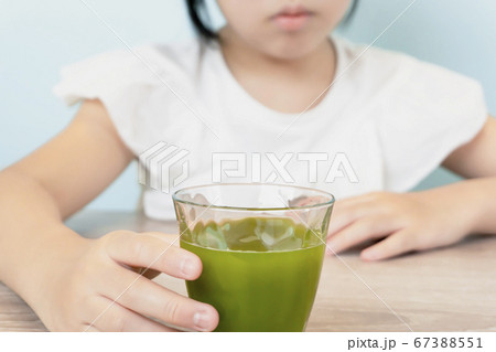 野菜野菜ジュースを飲む女の子。スムージーを飲む子供 野菜野菜ジュースを飲む女の子。スムージーを飲む子供 67388551