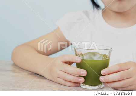 野菜野菜ジュースを飲む女の子。スムージーを飲む子供 野菜野菜ジュースを飲む女の子。スムージーを飲む子供 67388553