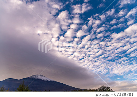 (静岡県)天候が回復した富士山・御殿場口から望む山頂 (静岡県)天候が回復した富士山・御殿場口から望む山頂 67389781