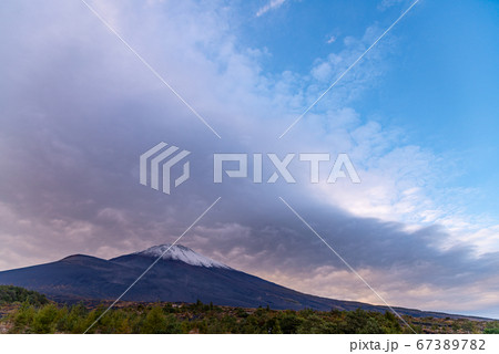 静岡県 天候が回復した富士山 御殿場口から望む山頂の写真素材 6737