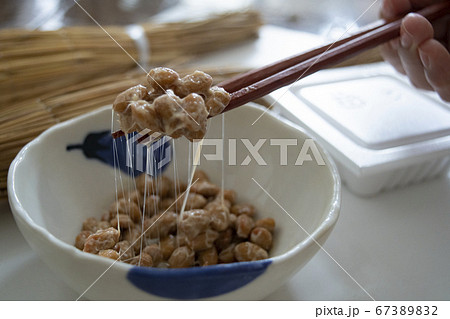 ワラ納豆とパック納豆　納豆イメージ　納豆　ねばり　糸　菌類　納豆菌　藁納豆　ワラ納豆　箸 67389832