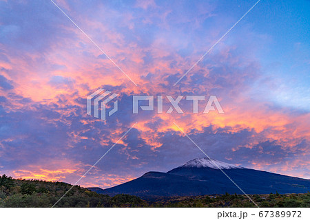（静岡県）天候が回復した富士山、激変する夕焼け雲 67389972