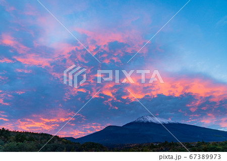 (静岡県)天候が回復した富士山、激変する夕焼け雲 (静岡県)天候が回復した富士山、激変する夕焼け雲 67389973