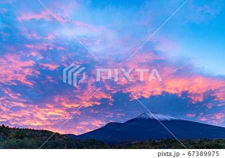(静岡県)天候が回復した富士山、激変する夕焼け雲 (静岡県)天候が回復した富士山、激変する夕焼け雲 67389975