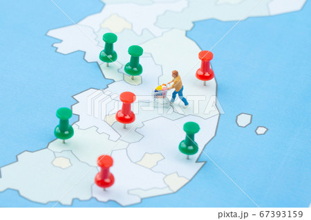 Miniature world concept- Miniature figurine of traveler, businessman, couple, family 280 Miniature world concept- Miniature figurine of traveler, businessman, couple, family 280 67393159