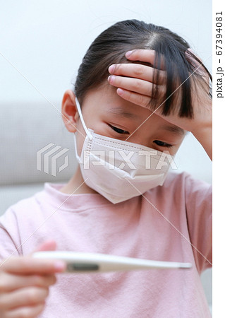 マスクをして体温を測る体調不良の乳幼児 マスクをして体温を測る体調不良の乳幼児 67394081