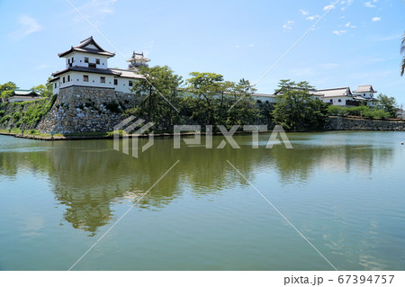 【日本100名城】今治城　梅雨晴れの御金櫓、鉄御門と石垣、濠　愛媛県今治市 67394757