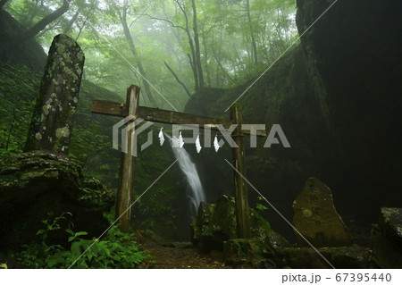 霧の御岳山ロックガーデン　綾広の滝に鳥居 67395440