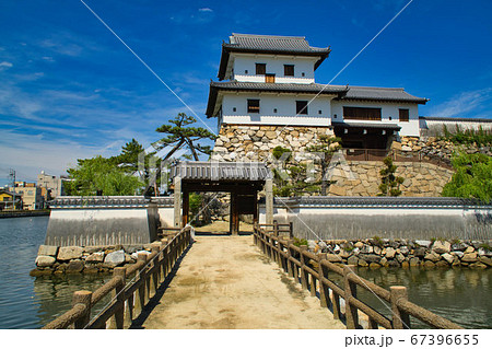 【日本100名城】今治城 梅雨晴れの青空と山里櫓、高麗門 愛媛県今治市 【日本100名城】今治城 梅雨晴れの青空と山里櫓、高麗門 愛媛県今治市 67396655