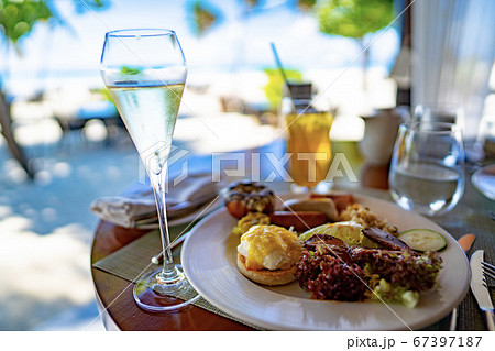 リゾートの朝食とシャンパン リゾートの朝食とシャンパン 67397187