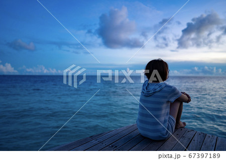 モルディブの海上で水平線を眺める女性 モルディブの海上で水平線を眺める女性 67397189