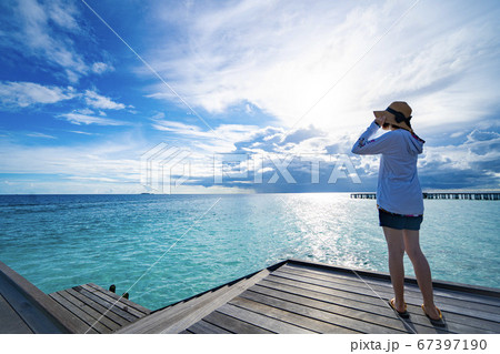 麦わら帽子の立った女性と、広大なモルジブの海 麦わら帽子の立った女性と、広大なモルジブの海 67397190
