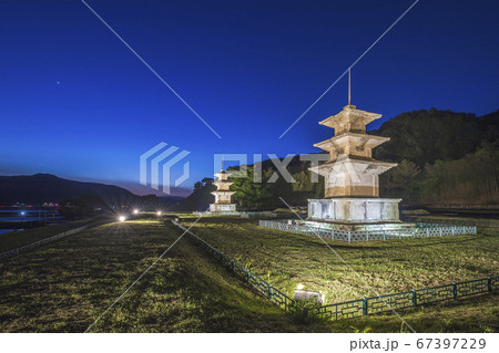 三層石塔 夜景 トップ 67397229